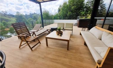Casa en venta de dos niveles en El Peñol - La Cristalina