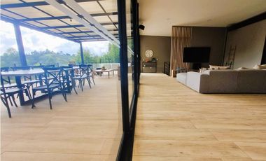 Casa en venta de dos niveles en El Peñol - La Cristalina
