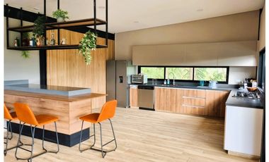 Casa en venta de dos niveles en El Peñol - La Cristalina