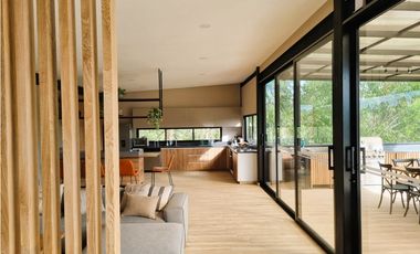 Casa en venta de dos niveles en El Peñol - La Cristalina
