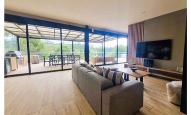 Casa en venta de dos niveles en El Peñol - La Cristalina