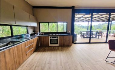 Casa en venta de dos niveles en El Peñol - La Cristalina