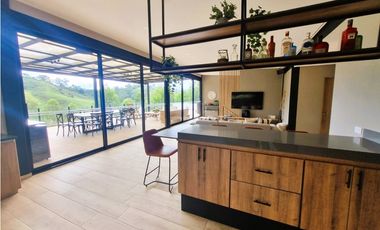 Casa en venta de dos niveles en El Peñol - La Cristalina