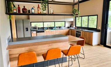Casa en venta de dos niveles en El Peñol - La Cristalina