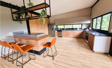 Casa en venta de dos niveles en El Peñol - La Cristalina