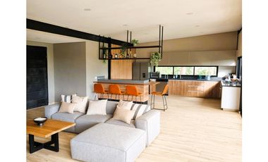Casa en venta de dos niveles en El Peñol - La Cristalina
