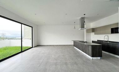 CASA EN PASEO DEL PARQUE, TRES MARÍAS