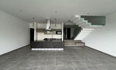 CASA EN PASEO DEL PARQUE, TRES MARÍAS