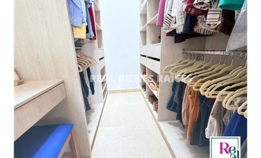 Vendo hermosa casa medianera en unidad cerrada.