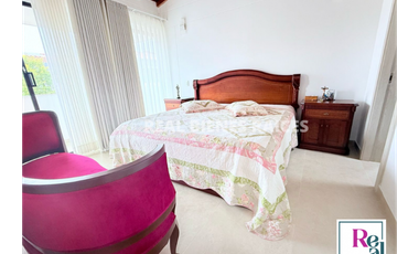 Vendo hermosa casa medianera en unidad cerrada.