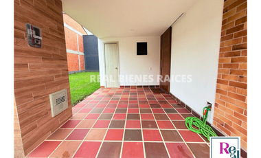 Vendo hermosa casa medianera en unidad cerrada.