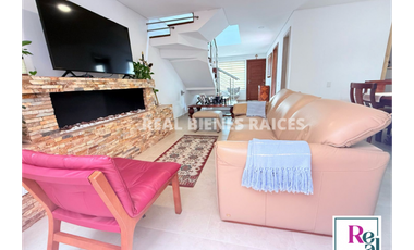 Vendo hermosa casa medianera en unidad cerrada.