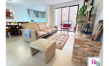 Vendo hermosa casa medianera en unidad cerrada.