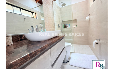 Vendo hermosa casa medianera en unidad cerrada.