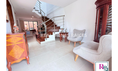 Vendo hermosa casa medianera en unidad cerrada.