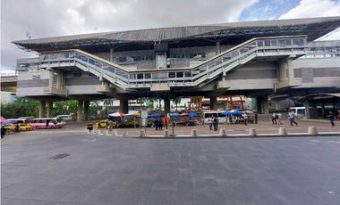 ALQUILER LOCAL EN PLAZA, CONEXION AL METRO, BUSES Y TAXIS