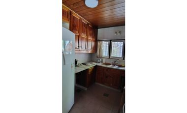 Chalet zona Iglesia. 3 dorm + dependencia. A 350 mts del mar