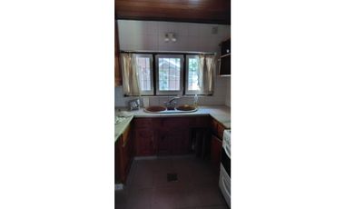 Chalet zona Iglesia. 3 dorm + dependencia. A 350 mts del mar