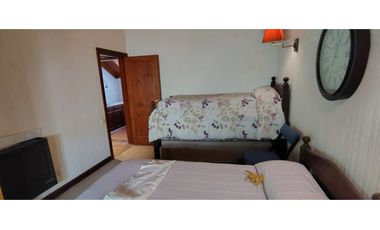 Chalet zona Iglesia. 3 dorm + dependencia. A 350 mts del mar