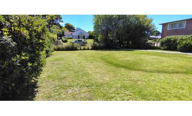 Chalet zona Iglesia. 3 dorm + dependencia. A 350 mts del mar