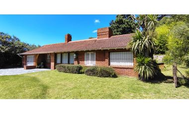 Chalet zona Iglesia. 3 dorm + dependencia. A 350 mts del mar