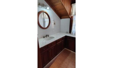 Chalet zona Iglesia. 3 dorm + dependencia. A 350 mts del mar