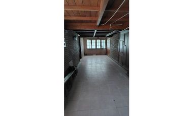 Chalet zona Iglesia. 3 dorm + dependencia. A 350 mts del mar