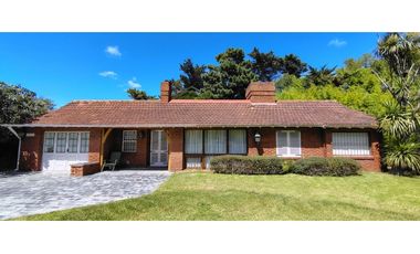 Chalet zona Iglesia. 3 dorm + dependencia. A 350 mts del mar