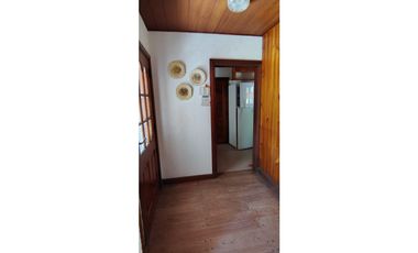 Chalet zona Iglesia. 3 dorm + dependencia. A 350 mts del mar