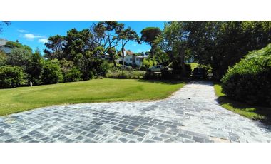 Chalet zona Iglesia. 3 dorm + dependencia. A 350 mts del mar