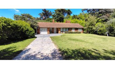 Chalet zona Iglesia. 3 dorm + dependencia. A 350 mts del mar