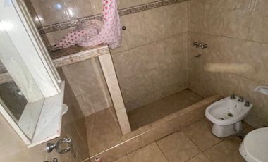 VENTA CASA 5 AMBIENTES CON COCHERA Y PATIO