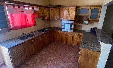 VENTA CASA 5 AMBIENTES CON COCHERA Y PATIO