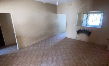 VENTA CASA 5 AMBIENTES CON COCHERA Y PATIO