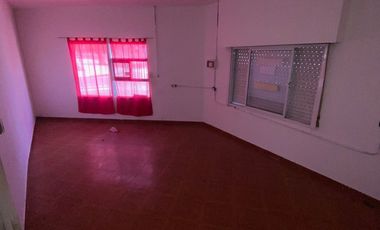 VENTA CASA 5 AMBIENTES CON COCHERA Y PATIO