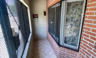 VENTA CASA 5 AMBIENTES CON COCHERA Y PATIO