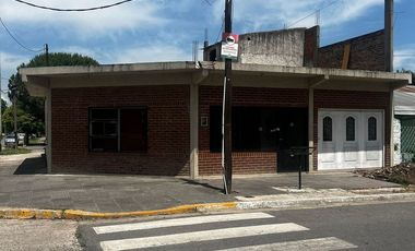 VENTA CASA 5 AMBIENTES CON COCHERA Y PATIO