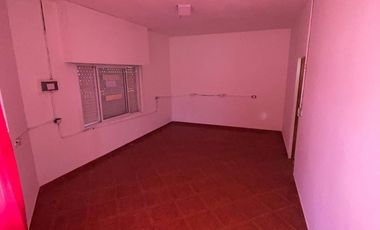 VENTA CASA 5 AMBIENTES CON COCHERA Y PATIO
