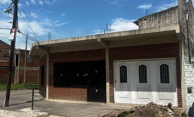 VENTA CASA 5 AMBIENTES CON COCHERA Y PATIO