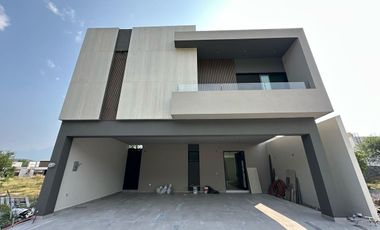CASA EN VENTA EN LOS CRISTALES CARRETERA NACIONAL MONTERREY