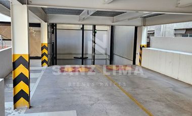 Centro: Estacionamiento o edificio de 3 niveles con elevador de autos.