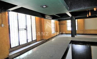 Centro: Estacionamiento o edificio de 3 niveles con elevador de autos.