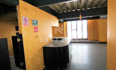 Centro: Estacionamiento o edificio de 3 niveles con elevador de autos.