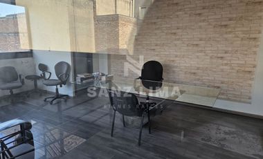 Centro: Estacionamiento o edificio de 3 niveles con elevador de autos.