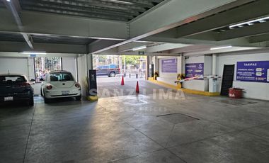 Centro: Estacionamiento o edificio de 3 niveles con elevador de autos.