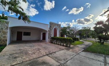 Casa de Una planta en Privada Las Fincas en esquina  en Temozón
