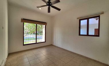 Casa de Una planta en Privada Las Fincas en esquina  en Temozón