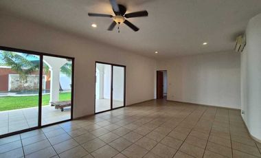 Casa de Una planta en Privada Las Fincas en esquina  en Temozón