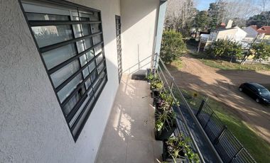 Moderno departamento 3 ambientes con cochera en Costa Azul