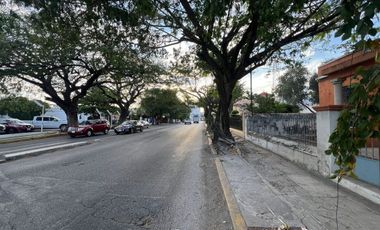 En Renta, 2 Terrenos sobre Av. Pérez Ponce a corta distancia de Paseo de Montejo